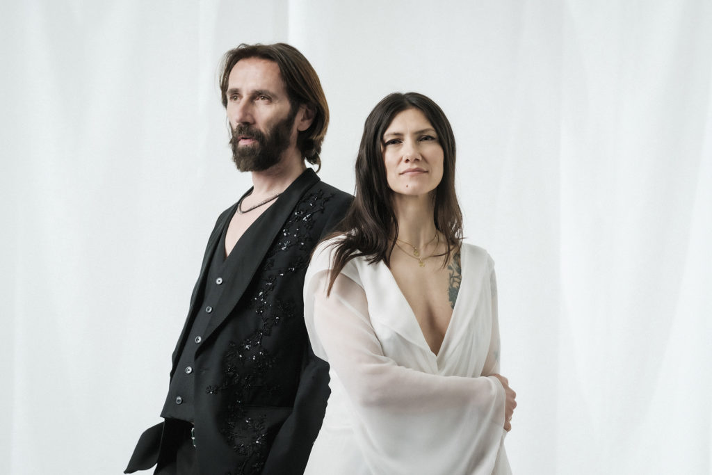 Karma Clima, il nuovo disco dei Marlene Kuntz, è disponibile in CD e vinile, e contiene 9 tracce alle quali ha voluto prestare la sua voce anche ELISA, con un featuring nel brano "Laica preghiera".