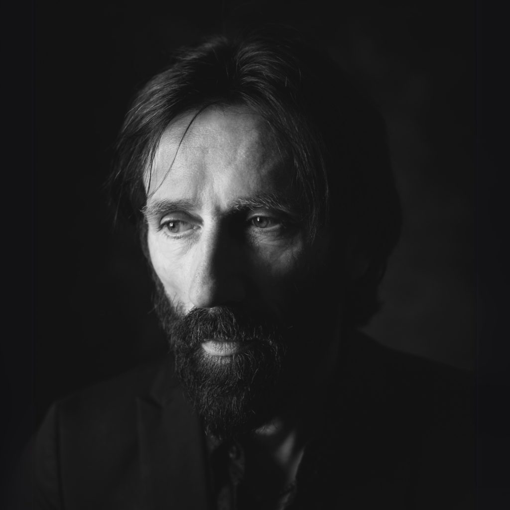 Cristiano Godano, artista poliedrico, cantante, chitarrista, autore, attore e scrittore, è presente nel roster artisti di Ala Bianca, sia come solista che come voce dei Marlene Kuntz