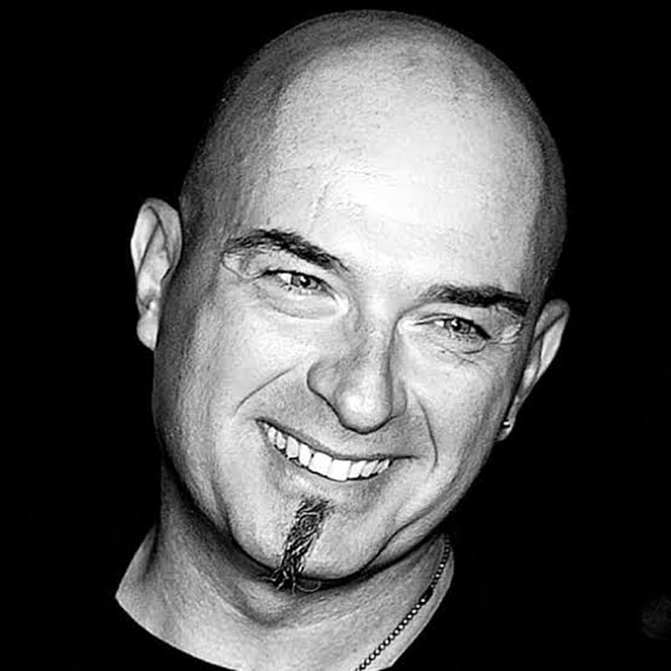 DJ Panda, pseudonimo di Ermanno Mainardi, è uno dei nomi storici della scena dance e trance italiana. Con oltre 25 anni di carriera, è un dj e produttore discografico capace di attraversare generazioni e tendenze musicali, mantenendo intatto il suo stile unico e coinvolgente.