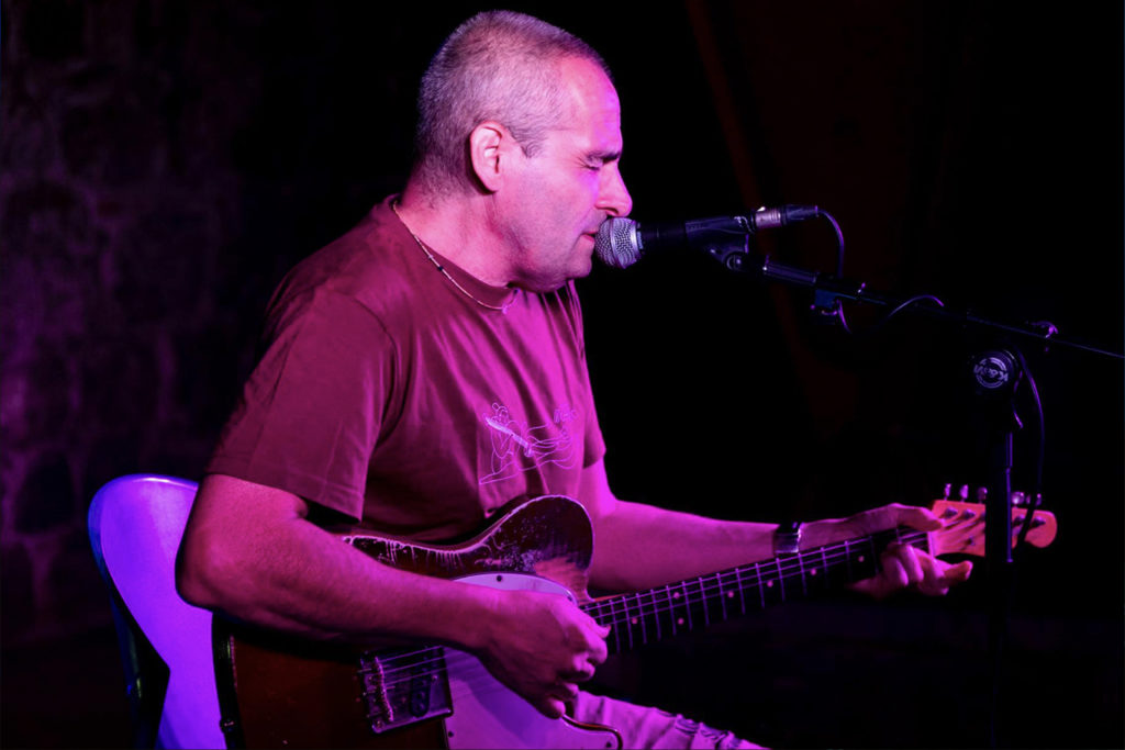 Stefano Rampoldi, in arte EDDA, nasce artisticamente a fine anni ’80 come cantante dei Ritmo Tribale, storica band seminale nel mondo del rock italiano, con cui ha realizzato cinque dischi e centinaia di concerti. Poi una lunga pausa dalla musica e dalla vita sociale. Una crisi personale, anni difficili, droga, comunità di recupero. Tutto sviscerato nelle canzoni che comporranno il suo primo album solista.