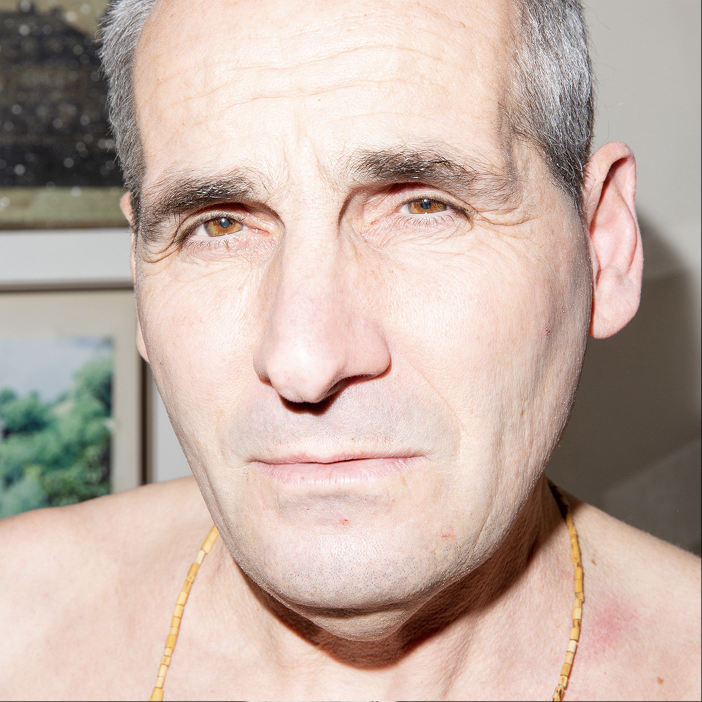 Stefano Rampoldi, in arte EDDA, nasce artisticamente a fine anni ’80 come cantante dei Ritmo Tribale, storica band seminale nel mondo del rock italiano, con cui ha realizzato cinque dischi e centinaia di concerti. Poi una lunga pausa dalla musica e dalla vita sociale. Una crisi personale, anni difficili, droga, comunità di recupero. Tutto sviscerato nelle canzoni che comporranno il suo primo album solista.