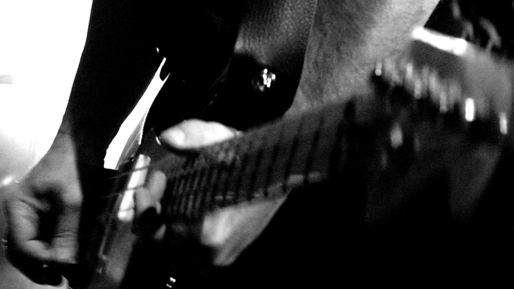 Gianni Maroccolo (o Marok, come lo chiamano coloro che hanno condiviso con lui suoni e note) attraversa da protagonista la scena della musica indipendente italiana sotto vesti mutevoli e intrecciate di musicista, produttore, scopritore di talenti, anche se a lui piace definirsi “un alchimista”.
