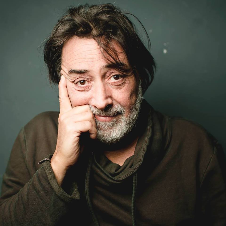 Gianni Maroccolo (o Marok, come lo chiamano coloro che hanno condiviso con lui suoni e note) attraversa da protagonista la scena della musica indipendente italiana sotto vesti mutevoli e intrecciate di musicista, produttore, scopritore di talenti, anche se a lui piace definirsi “un alchimista”.