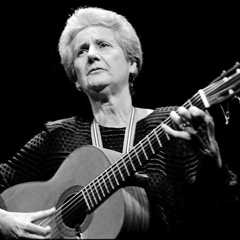 Giovanna Marini è stata una cantautrice, ricercatrice etnomusicale e folklorista italiana. La sua attività multiforme ne fece una delle figure più importanti nello studio, nella ricerca e nell'esecuzione della tradizione musicale popolare italiana, ma fu autrice anche di canzoni e cantate di propria composizione.