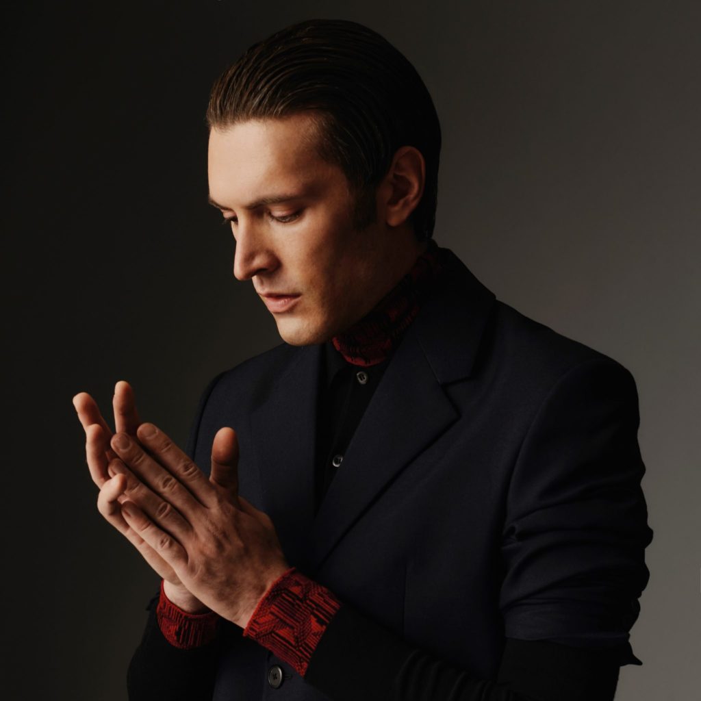 Giovanni Caccamo è un cantautore italiano, scoperto da Franco Battiato, e presente nel roster artisti di Ala Bianca. È divenuto noto per aver vinto tra le nuove proposte il Festival di Sanremo 2015 con il brano Ritornerò da te, scritto da lui stesso, e per essere giunto al terzo posto al Festival di Sanremo 2016 nella categoria Big con il brano Via da qui, quest'ultimo cantato insieme a Deborah Iurato.