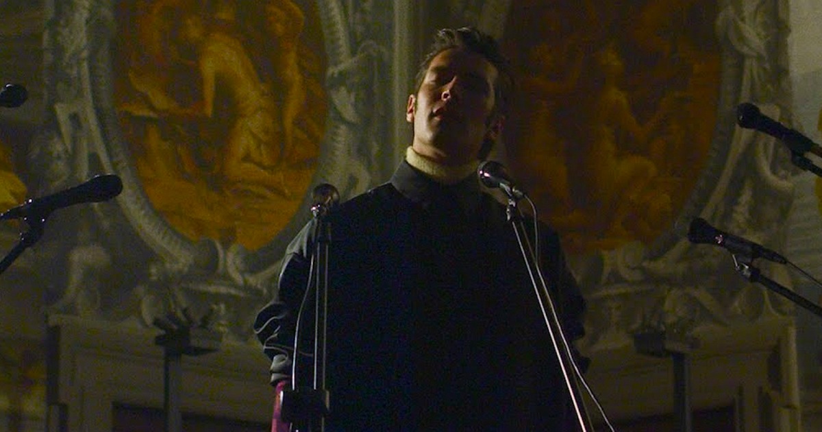 Giovanni Caccamo è un cantautore italiano, scoperto da Franco Battiato, e presente nel roster artisti di Ala Bianca. È divenuto noto per aver vinto tra le nuove proposte il Festival di Sanremo 2015 con il brano Ritornerò da te, scritto da lui stesso, e per essere giunto al terzo posto al Festival di Sanremo 2016 nella categoria Big con il brano Via da qui, quest'ultimo cantato insieme a Deborah Iurato.