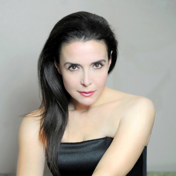 Silvia Nair è una cantante (4 ottave di estensione), performer, pianista, autrice e compositrice delle canzoni che interpreta e di colonne sonore per il Cinema e per documentari, molto apprezzata anche all’estero. Dopo aver conseguito la Laurea in Giurisprudenza ed intrapreso la carriera notarile, decide di abbandonarla per dedicarsi interamente alla musica.