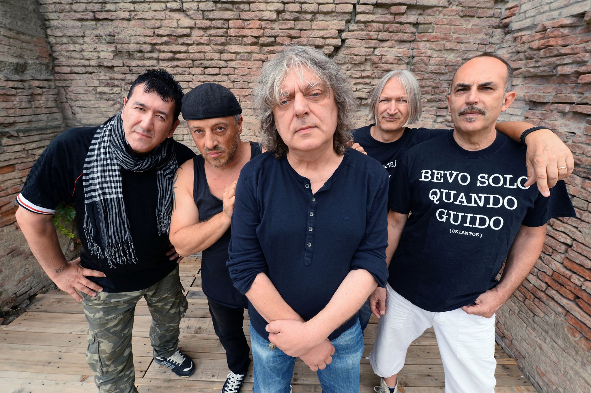 Gli Skiantos sono un gruppo rock demenziale formato a Bologna a metà degli anni settanta. Fecero parte della prima ondata del punk rock italiano di cui la città di Bologna, allora molto legata al movimento del Settantasette, fu il primo e più fertile centro nevralgico.