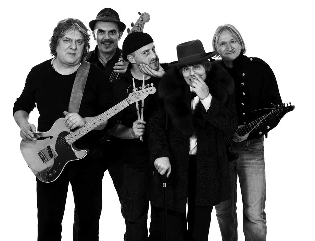 Gli Skiantos sono un gruppo rock demenziale formato a Bologna a metà degli anni settanta. Fecero parte della prima ondata del punk rock italiano di cui la città di Bologna, allora molto legata al movimento del Settantasette, fu il primo e più fertile centro nevralgico.